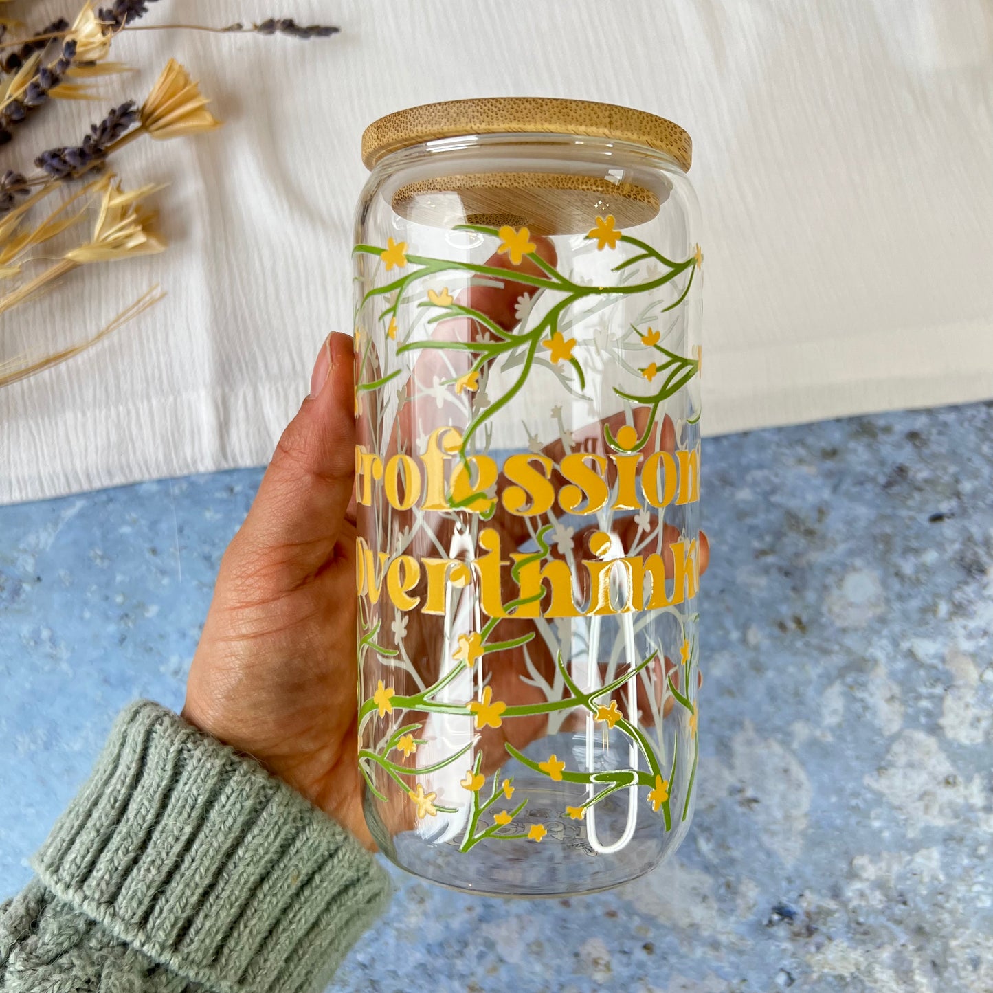 Glas-Trinkglas „Professional Overthinker“ – mit Holzdeckel & Glasstrohhalm