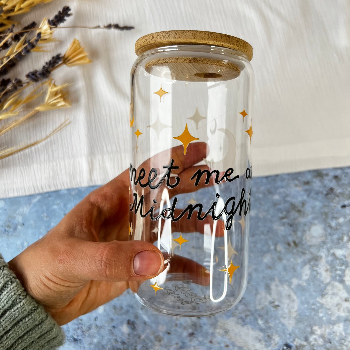 Glas-Trinkglas „Meet me at Midnight“ – mit Holzdeckel & Glasstrohhalm
