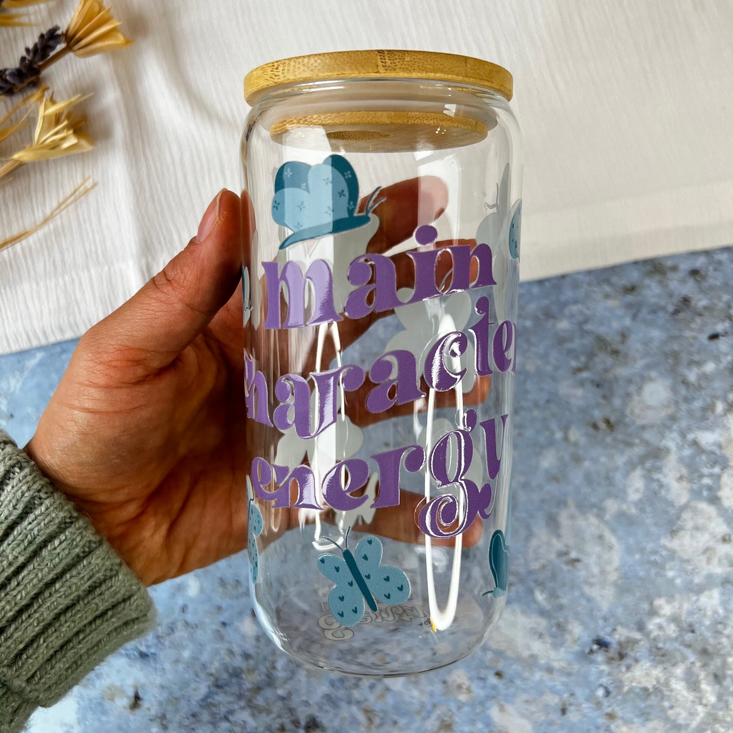 Glas-Trinkglas „Main Character Energy“ – mit Holzdeckel & Glasstrohhalm