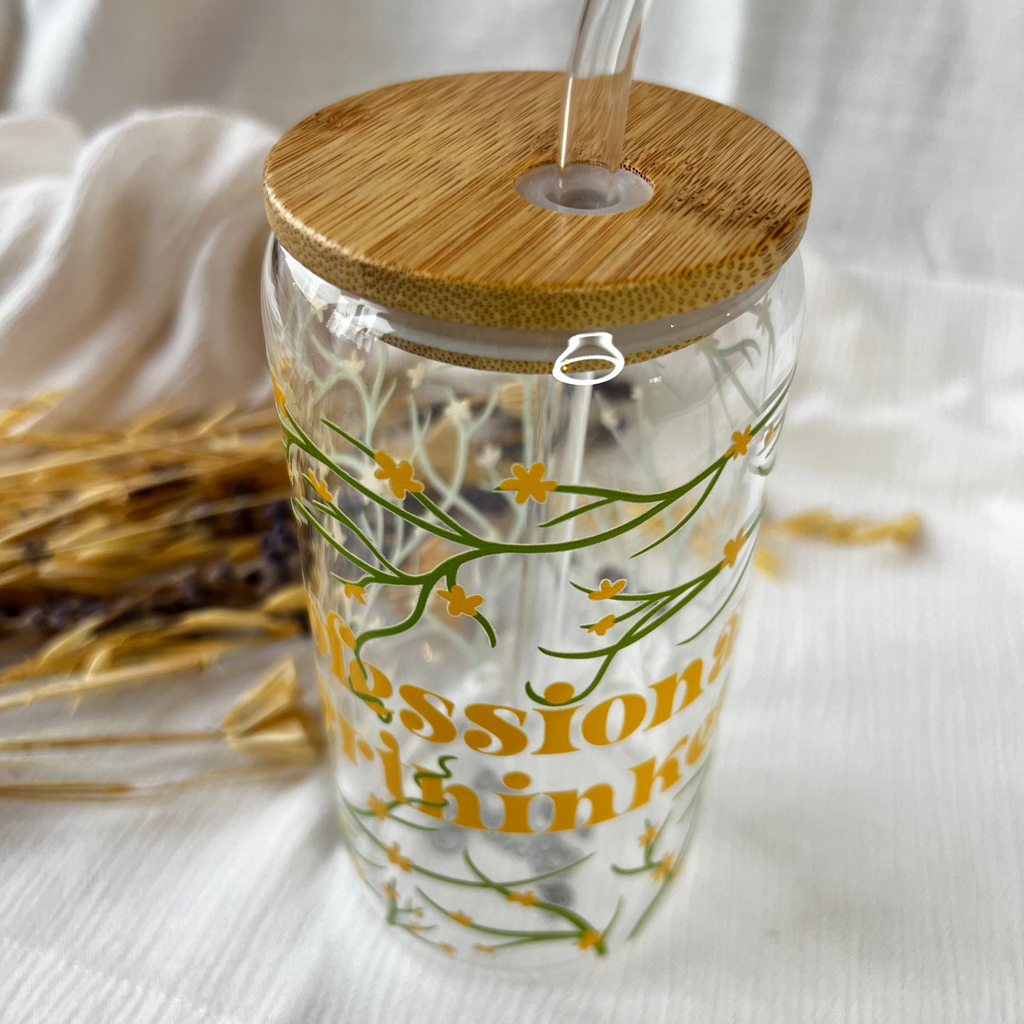 Glas-Trinkglas „Professional Overthinker“ – mit Holzdeckel & Glasstrohhalm
