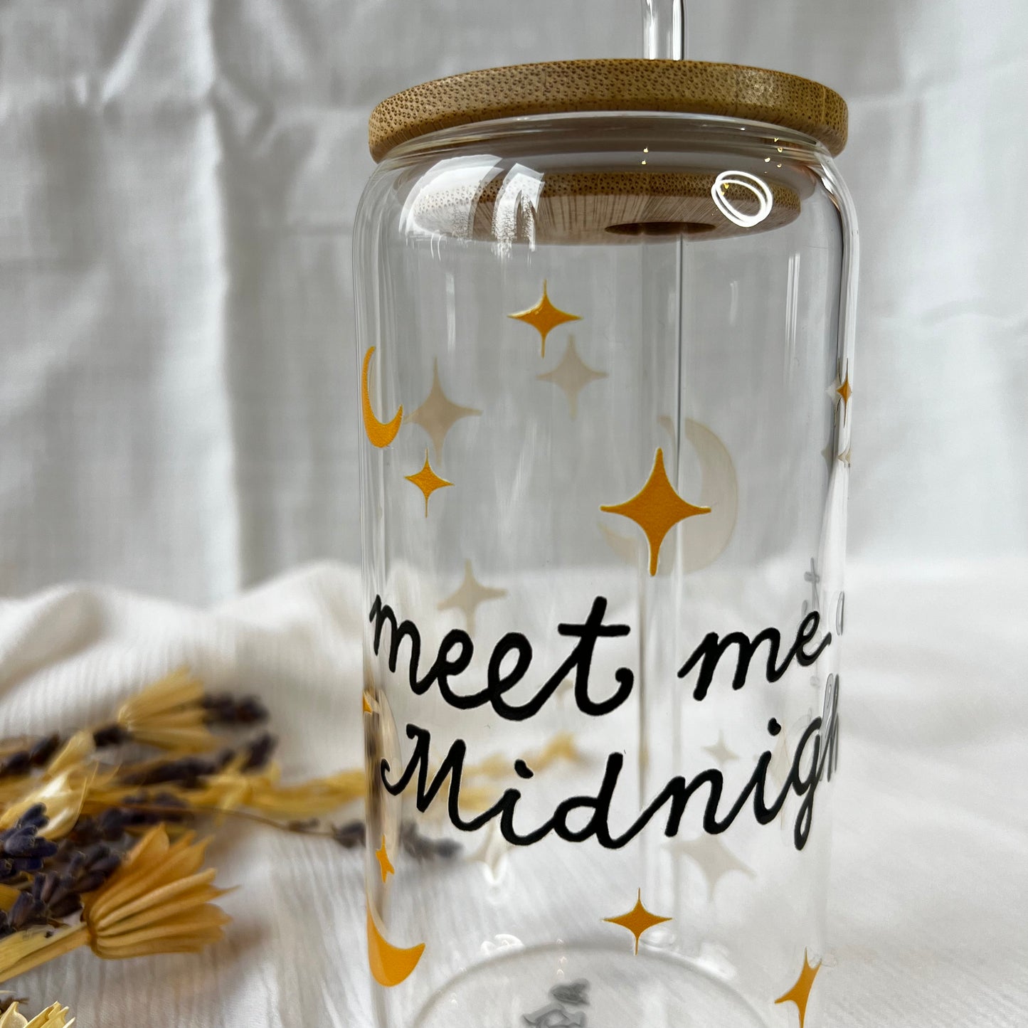 Glas-Trinkglas „Meet me at Midnight“ – mit Holzdeckel & Glasstrohhalm