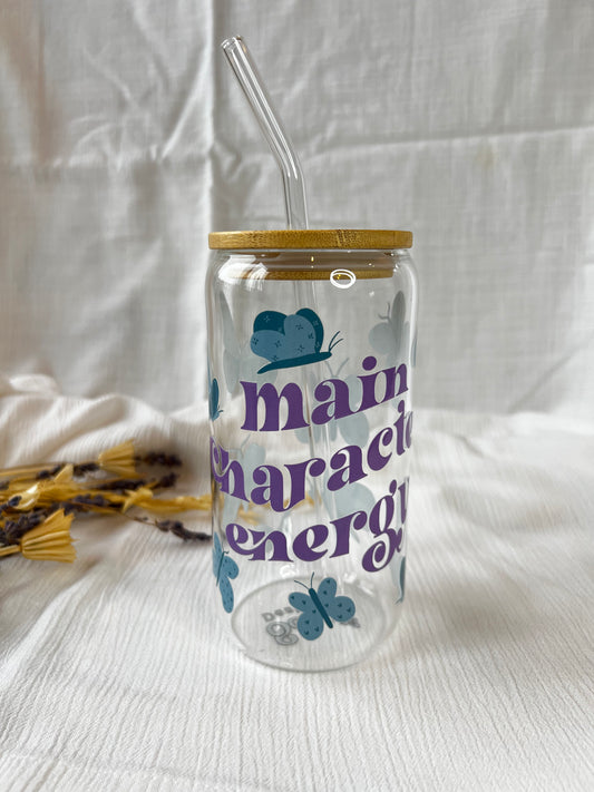 Glas-Trinkglas „Main Character Energy“ – mit Holzdeckel & Glasstrohhalm