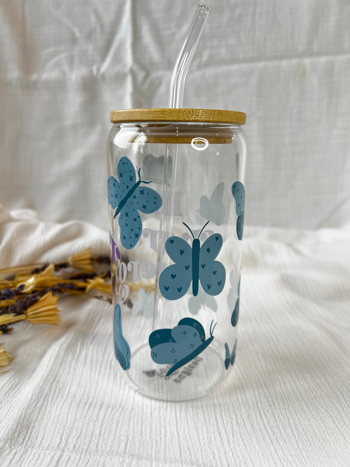 Glas-Trinkglas „Main Character Energy“ – mit Holzdeckel & Glasstrohhalm