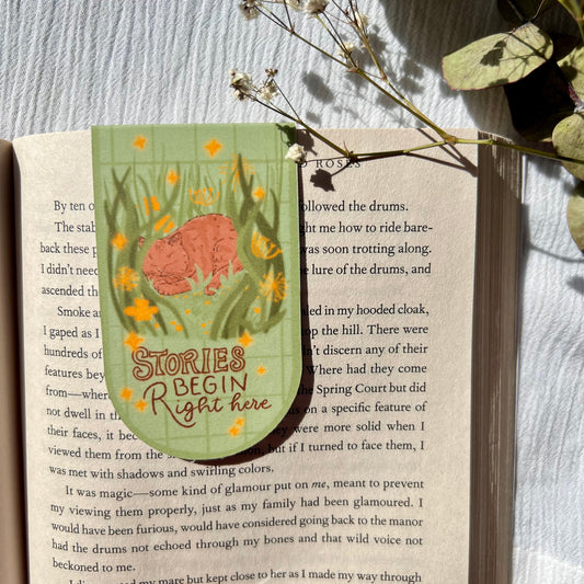Magnetisches Lesezeichen „Stories Begin Right Here"