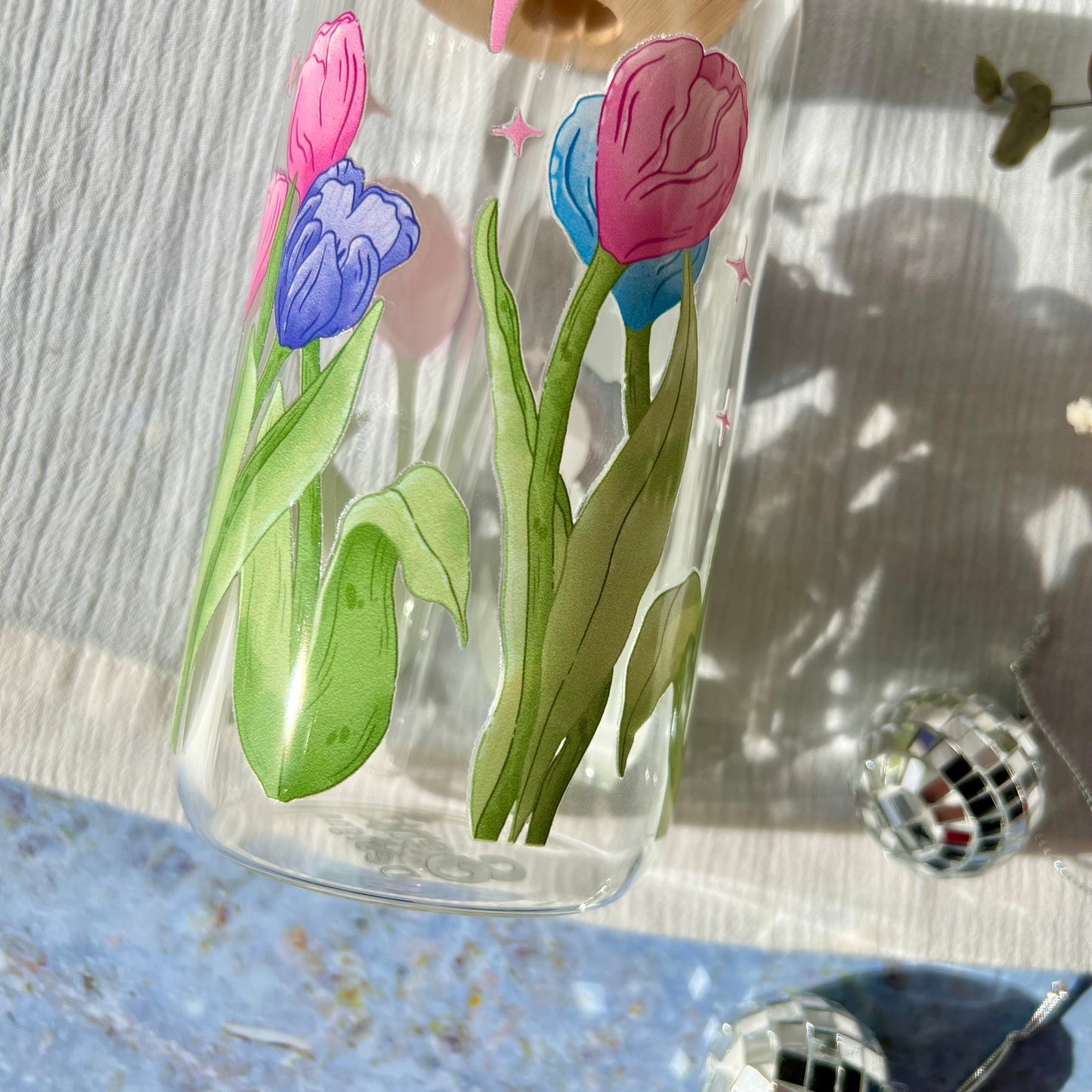 Glas-Trinkglas „Tulip Bloom“ – mit Holzdeckel & Glasstrohhalm