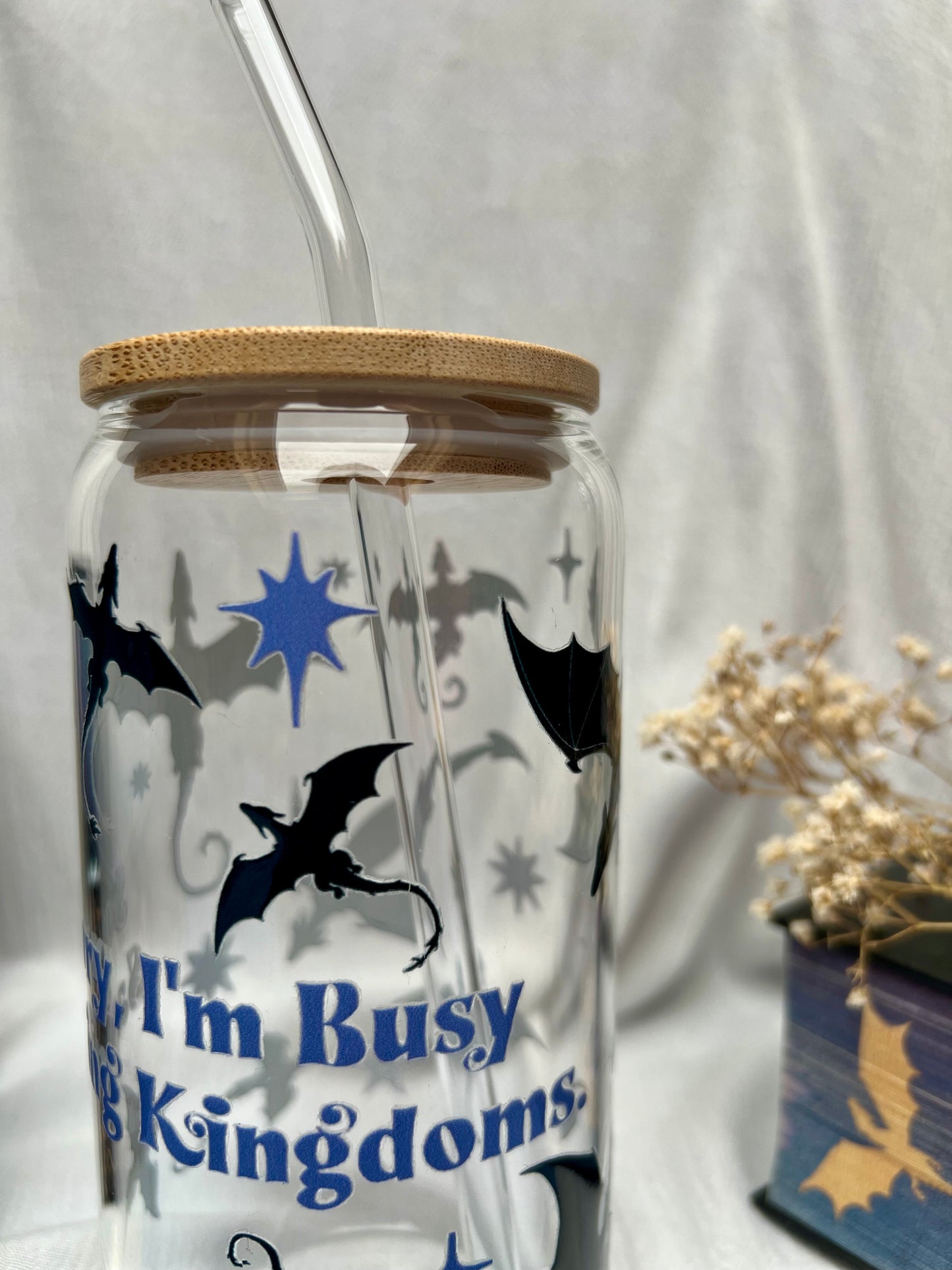 Glas-Trinkglas „Sorry I’m Busy Saving Kingdoms“ – mit Holzdeckel & Glasstrohhalm