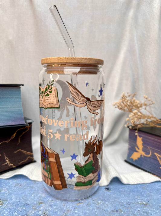 Glas-Trinkglas „Still Recovering From My Last 5 Star Read“ – mit Holzdeckel & Glasstrohhalm