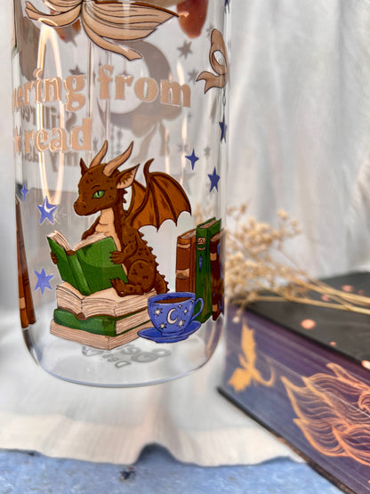 Glas-Trinkglas „Still Recovering From My Last 5 Star Read“ – mit Holzdeckel & Glasstrohhalm