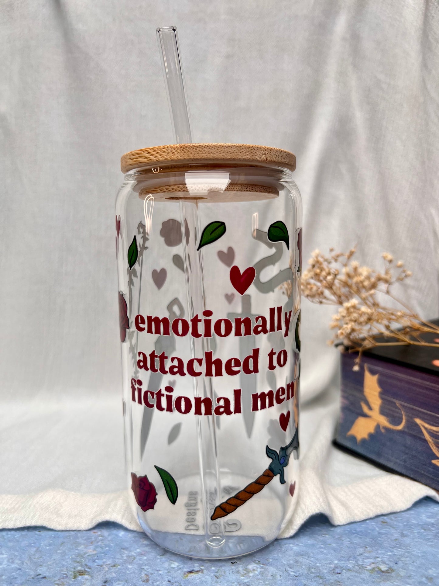 Glas-Trinkglas „Emotionally Attached to Fictional Men“ – mit Holzdeckel & Glasstrohhalm