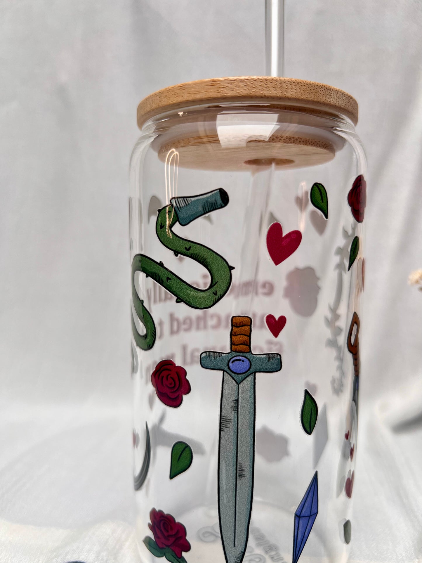 Glas-Trinkglas „Emotionally Attached to Fictional Men“ – mit Holzdeckel & Glasstrohhalm