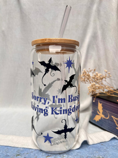 Glas-Trinkglas „Sorry I’m Busy Saving Kingdoms“ – mit Holzdeckel & Glasstrohhalm