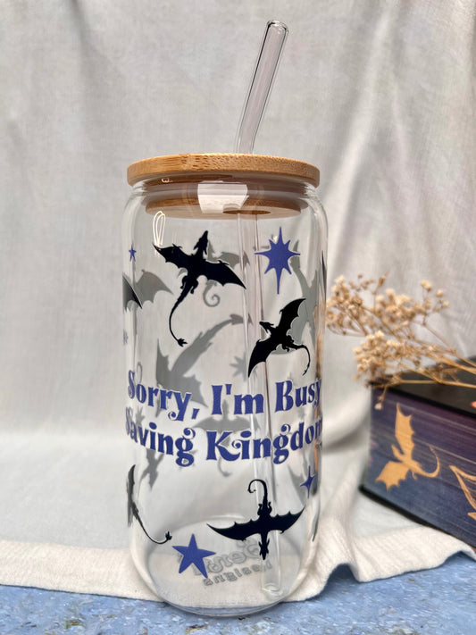 Glas-Trinkglas „Sorry I’m Busy Saving Kingdoms“ – mit Holzdeckel & Glasstrohhalm