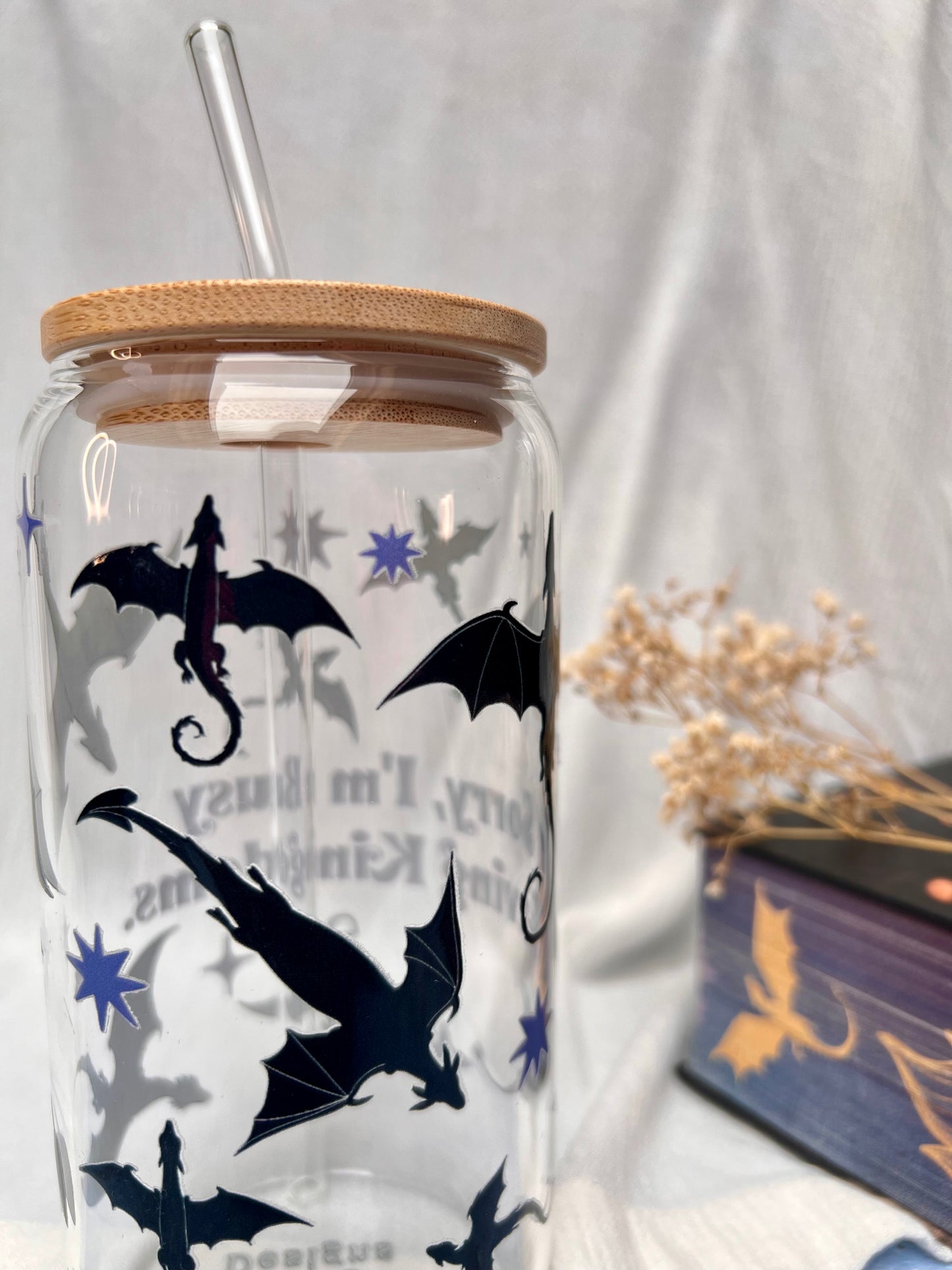 Glas-Trinkglas „Sorry I’m Busy Saving Kingdoms“ – mit Holzdeckel & Glasstrohhalm