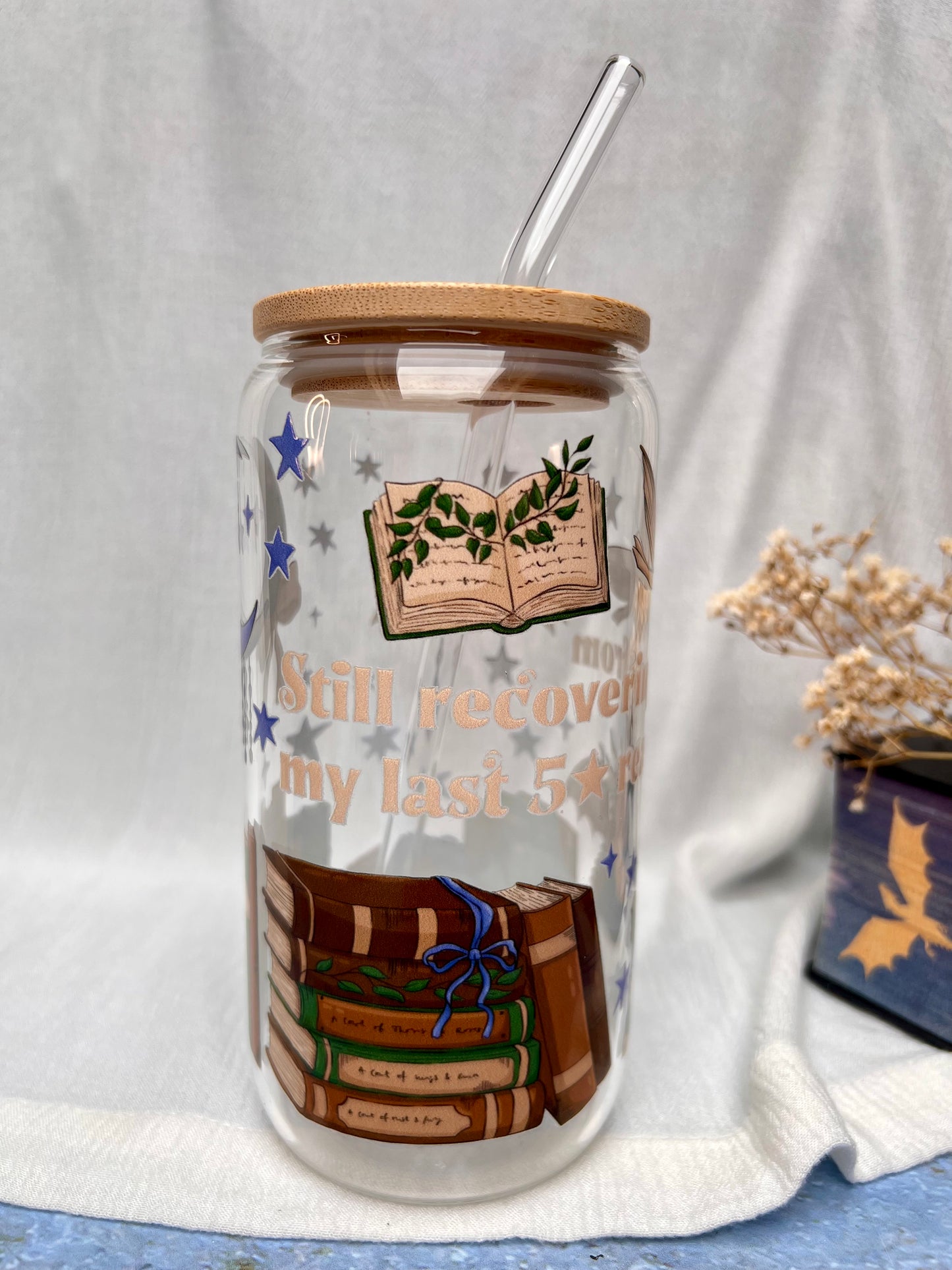 Glas-Trinkglas „Still Recovering From My Last 5 Star Read“ – mit Holzdeckel & Glasstrohhalm