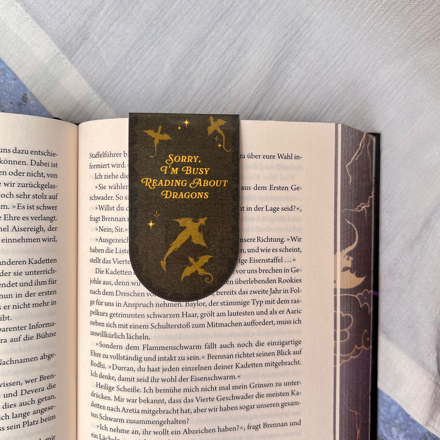 Magnetisches Lesezeichen „Reading About Dragons“