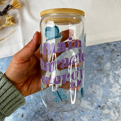 Glas-Trinkglas „Main Character Energy“ – mit Holzdeckel & Glasstrohhalm