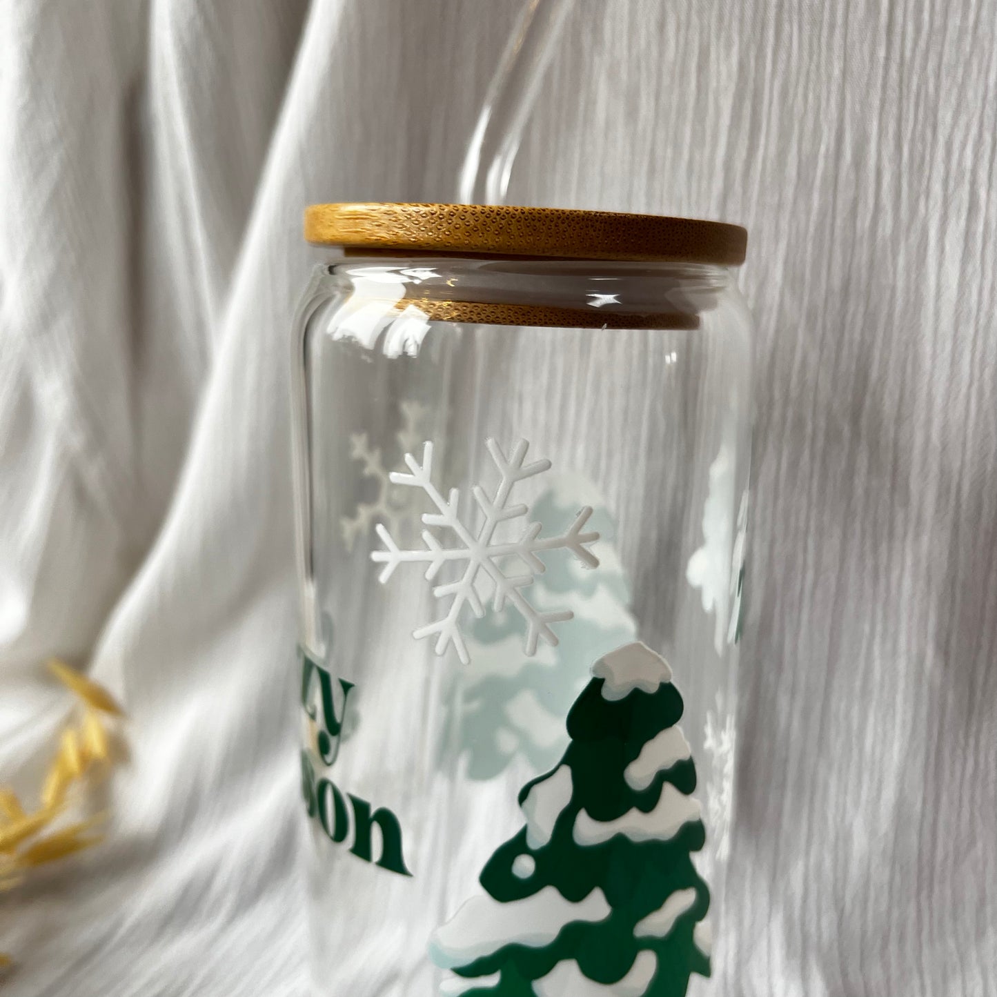 Glas-Trinkglas „Cozy Season Winter“ – mit Holzdeckel & Glasstrohhalm