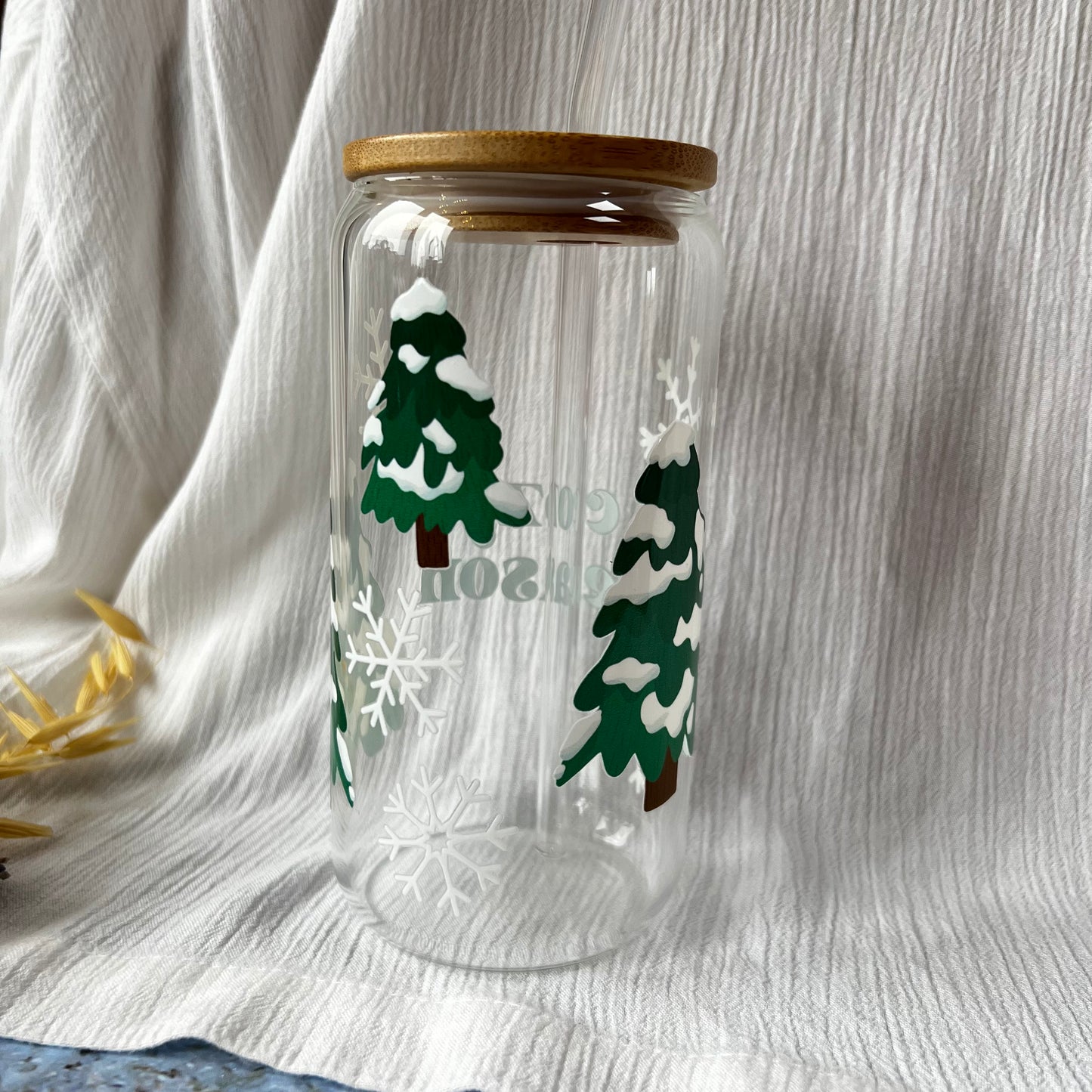Glas-Trinkglas „Cozy Season Winter“ – mit Holzdeckel & Glasstrohhalm