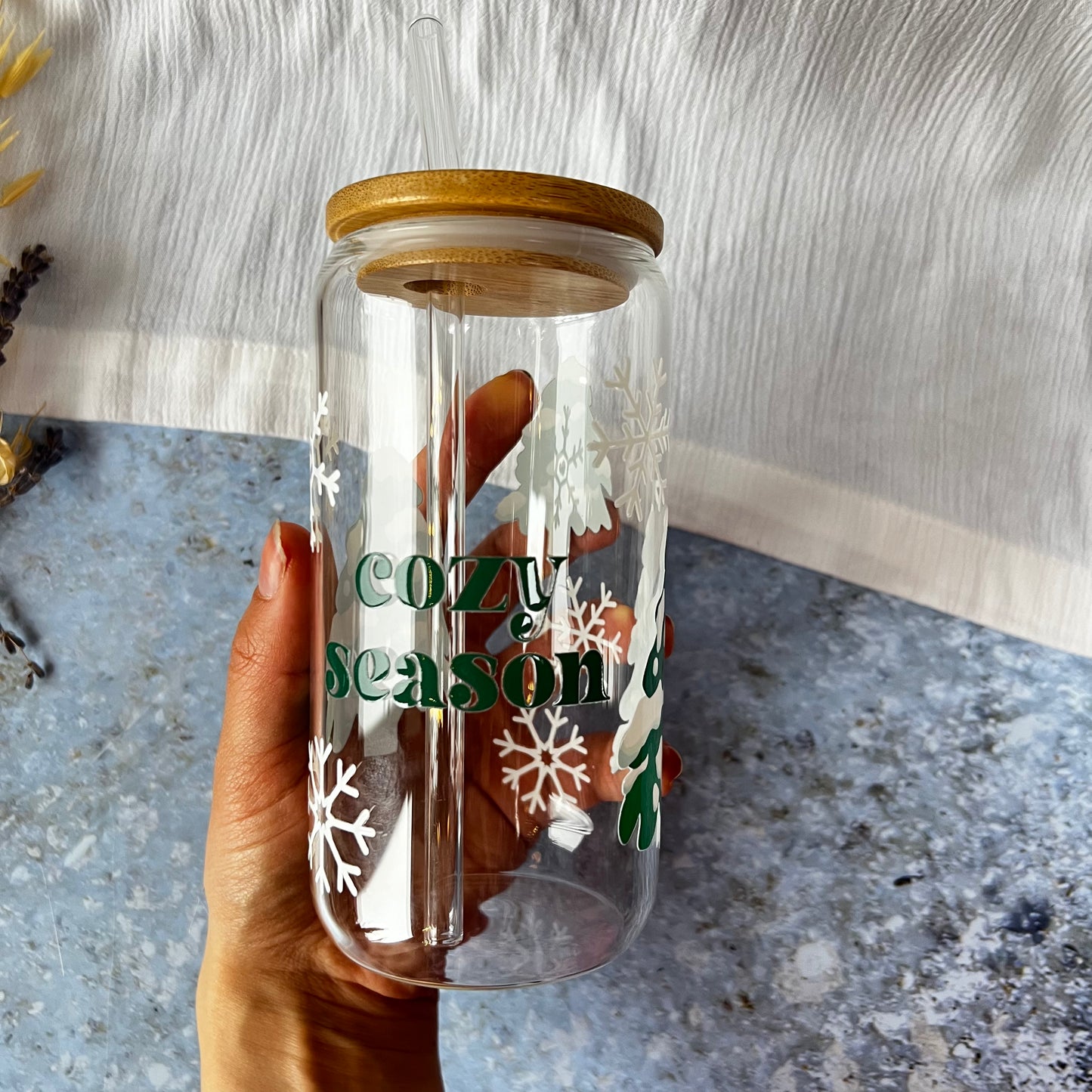 Glas-Trinkglas „Cozy Season Winter“ – mit Holzdeckel & Glasstrohhalm