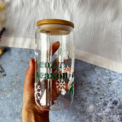 Glas-Trinkglas „Cozy Season Winter“ – mit Holzdeckel & Glasstrohhalm