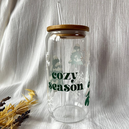 Glas-Trinkglas „Cozy Season Winter“ – mit Holzdeckel & Glasstrohhalm